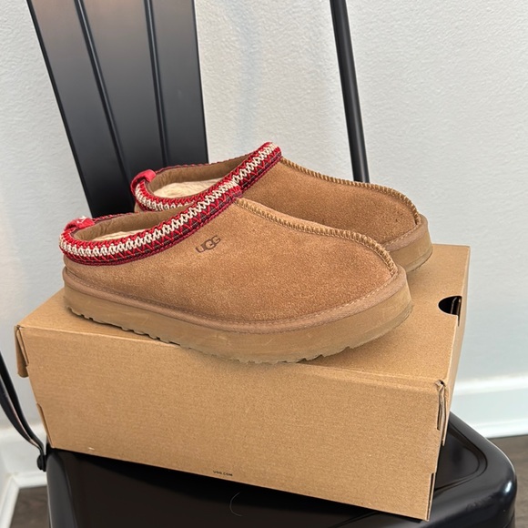 UGG Brown and Red Slippers with Open Back Design - Picture 5 of 5